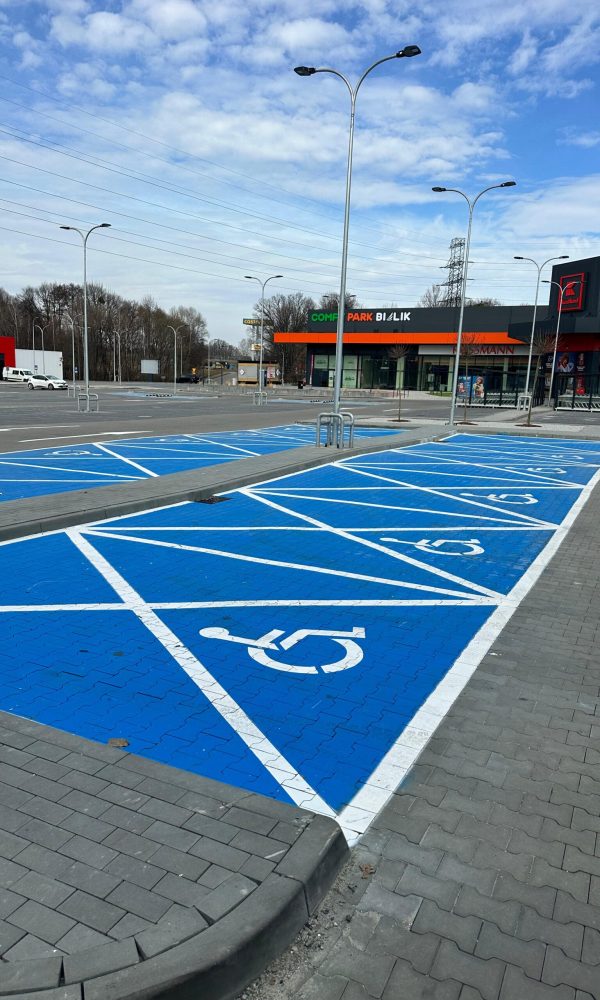 Plan parkingu z oznakowaniem poziomym: miejsce postojowe dla niepełnosprawnych