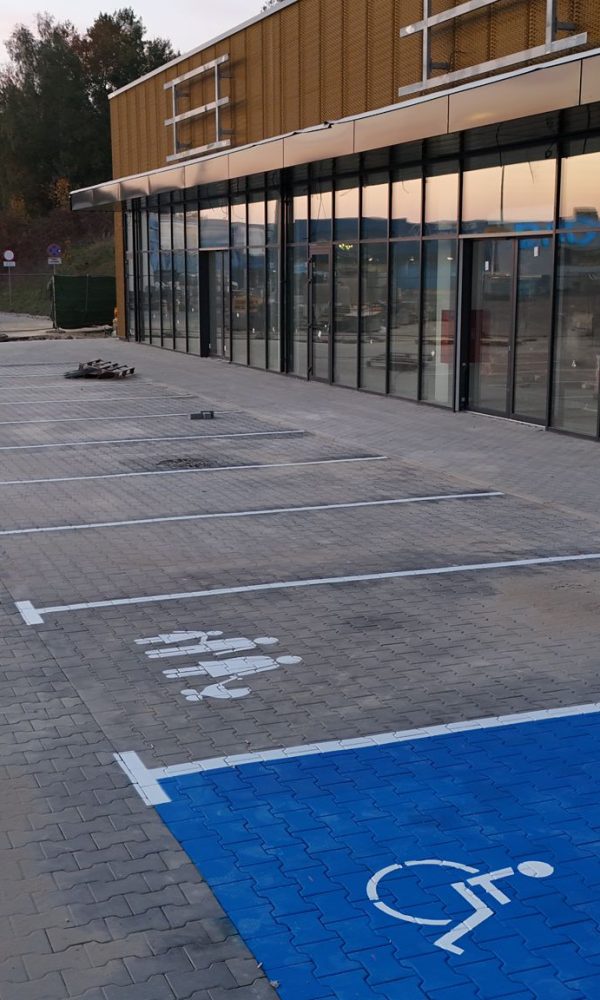 Miejsce postojowe dla niepełnosprawnych oraz dla osób z dziećmi na planie parkingu